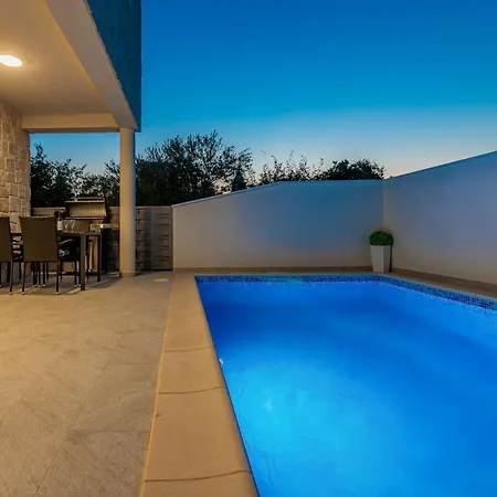 Dina Villa *