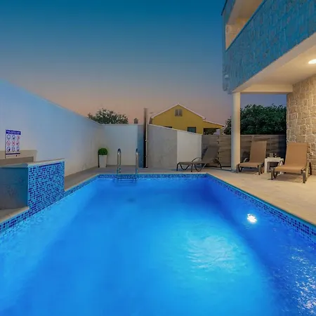 Dina Villa *