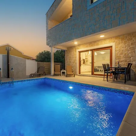 Dina Villa