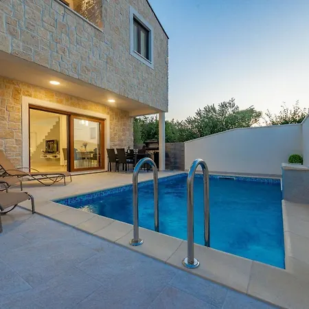 Dina Villa *