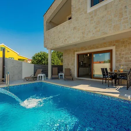 Villa Dina