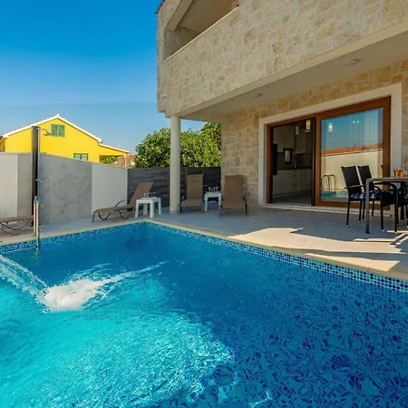 Dina Villa *