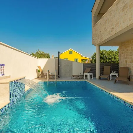 Villa Dina